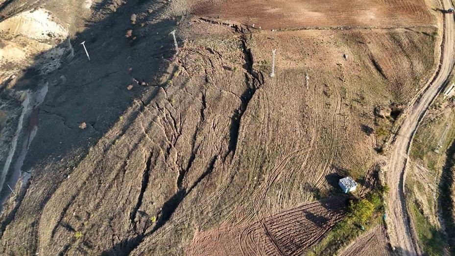 Yozgat’ta korkutan görüntü: Tarlada derin yarıklar ve çökmeler oluştu