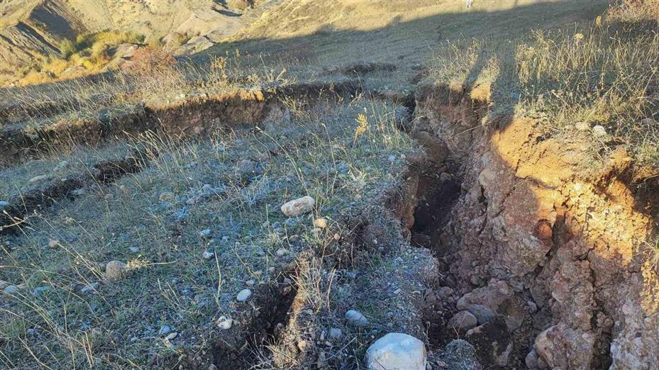 Yozgat’ta korkutan görüntü: Tarlada derin yarıklar ve çökmeler oluştu