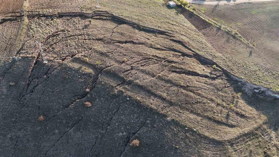 Yozgat’ta korkutan görüntü: Tarlada derin yarıklar ve çökmeler oluştu