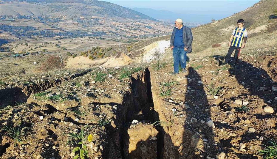 Yozgat’ta korkutan görüntü: Tarlada derin yarıklar ve çökmeler oluştu