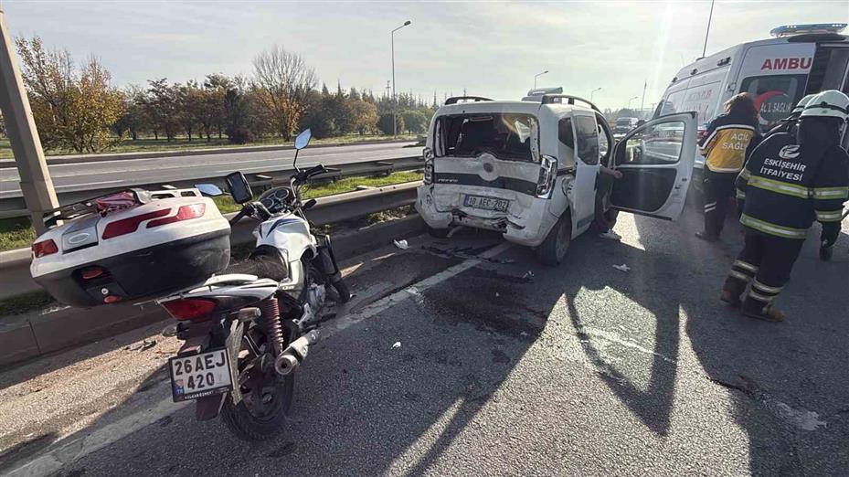 Eskişehir çevreyolunda pikap hafif ticari araca çarptı: 7 yaralı