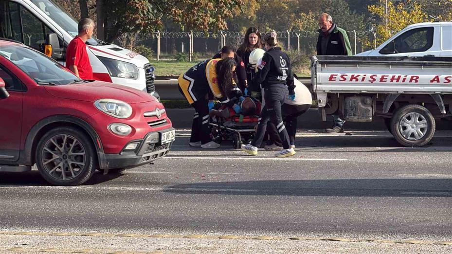 Eskişehir çevreyolunda pikap hafif ticari araca çarptı: 7 yaralı