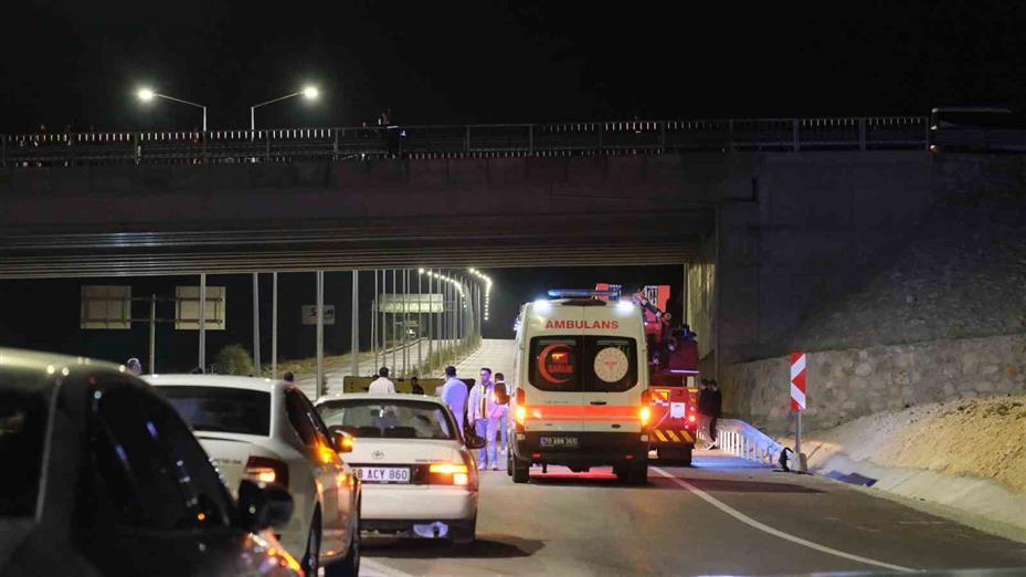 Köprüye çıkarak intihara kalkışan genci jandarma kurtardı
