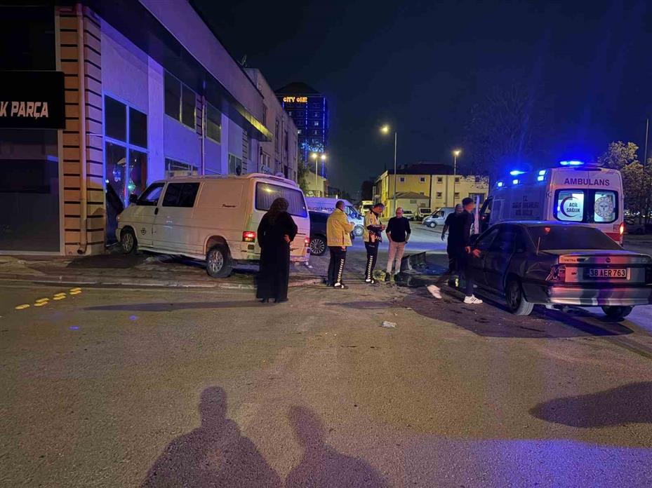 Kayseri’de otomobille çarpışan minibüs dükkana daldı: 2 yaralı