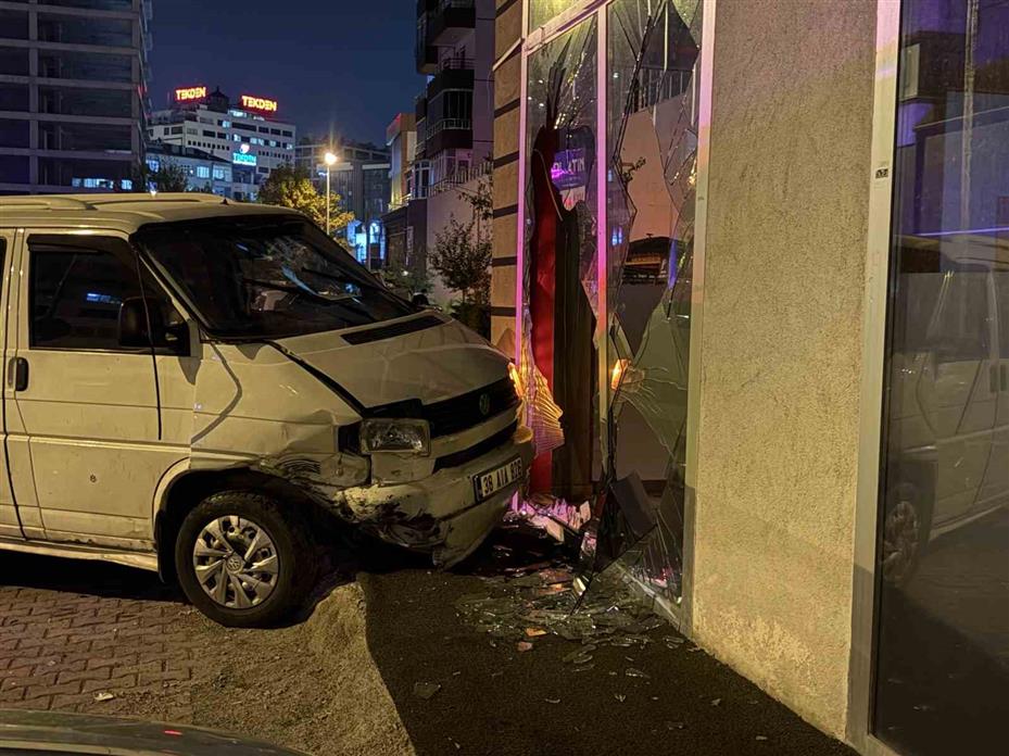 Kayseri’de otomobille çarpışan minibüs dükkana daldı: 2 yaralı