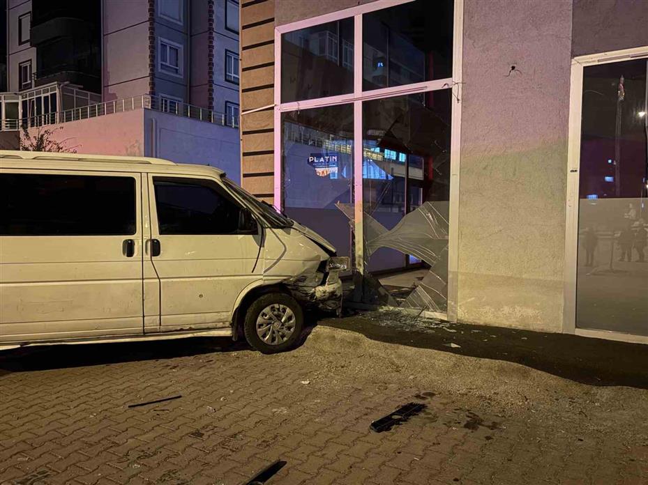 Kayseri’de otomobille çarpışan minibüs dükkana daldı: 2 yaralı