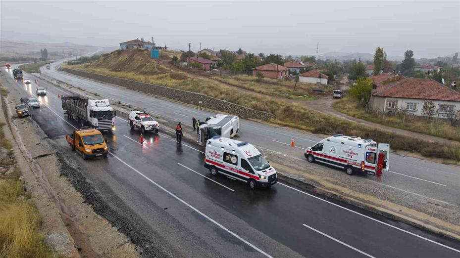 Kırıkkale’de işçi servisi devrildi: 1’i ağır 15 yaralı