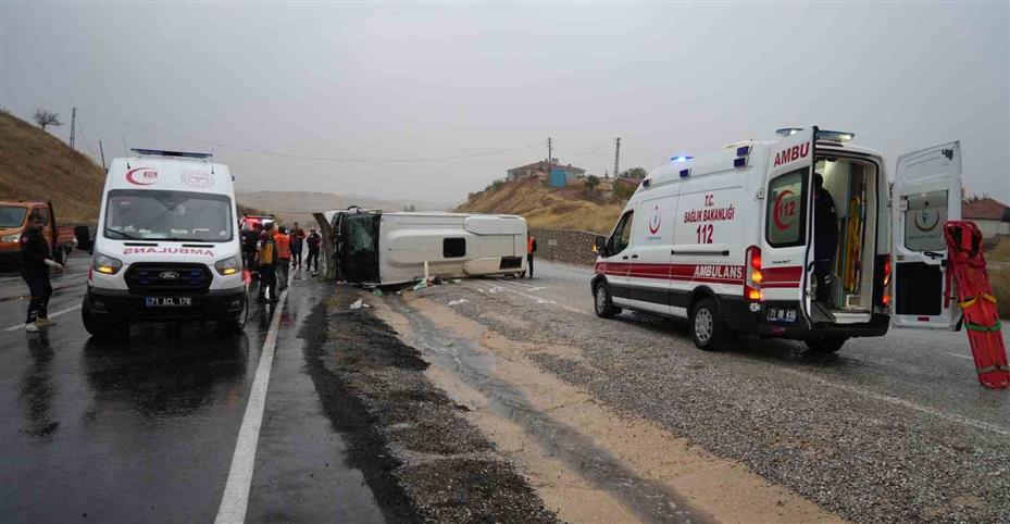 Kırıkkale’de işçi servisi devrildi: 1’i ağır 15 yaralı