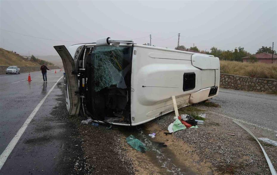 Kırıkkale’de işçi servisi devrildi: 1’i ağır 15 yaralı