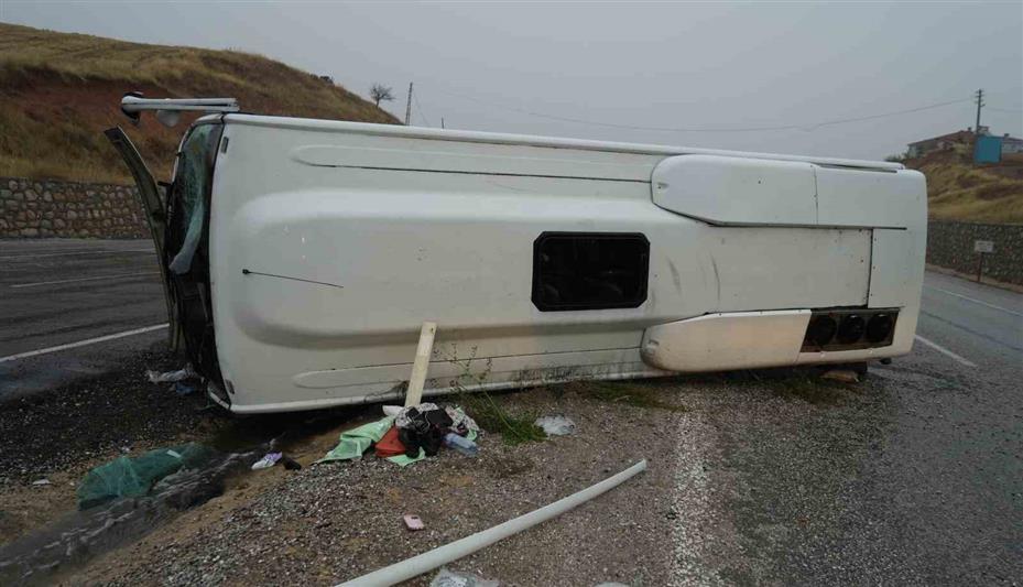 Kırıkkale’de işçi servisi devrildi: 1’i ağır 15 yaralı