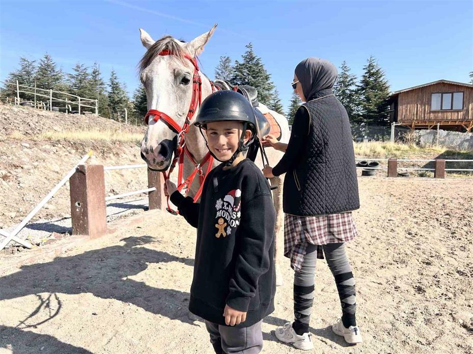 Atlarla vakit geçiren çocuklar teknolojiye mesafe koyuyor