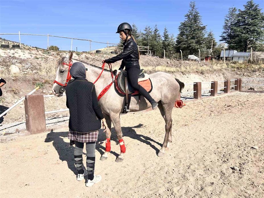 Atlarla vakit geçiren çocuklar teknolojiye mesafe koyuyor