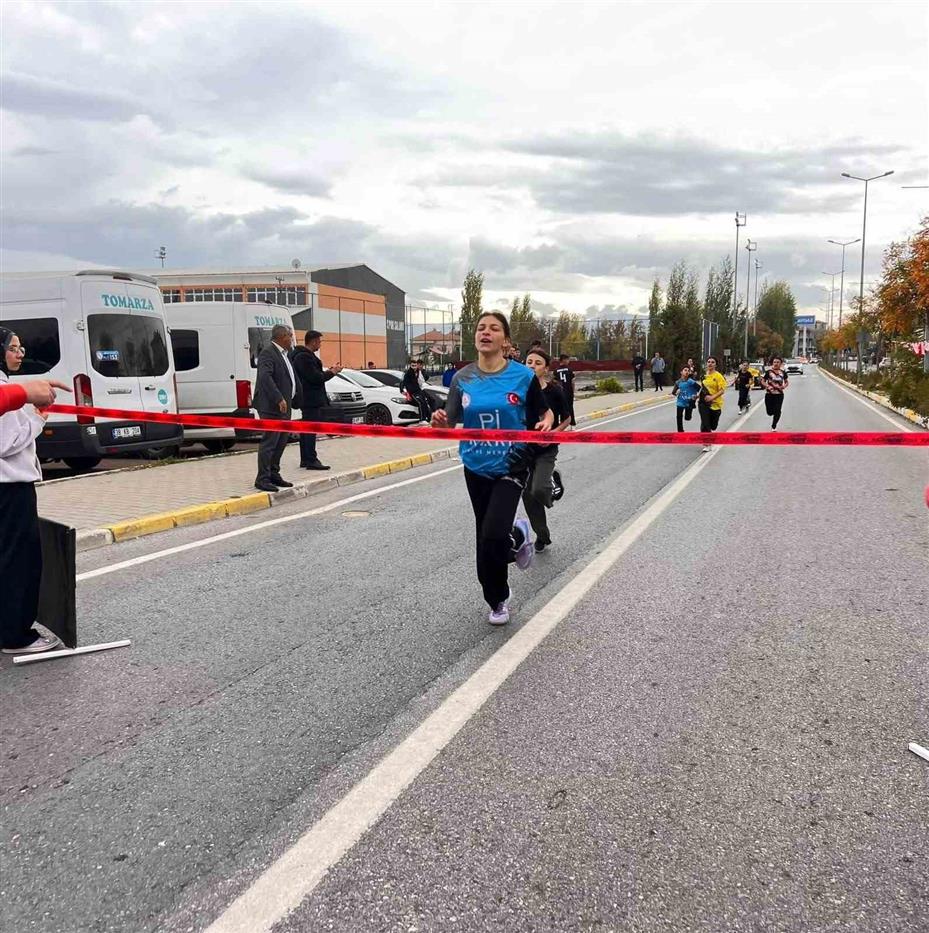 Tomarza’da 29 Ekim Cumhuriyet Kupası Atletizm Yarışları düzenlendi