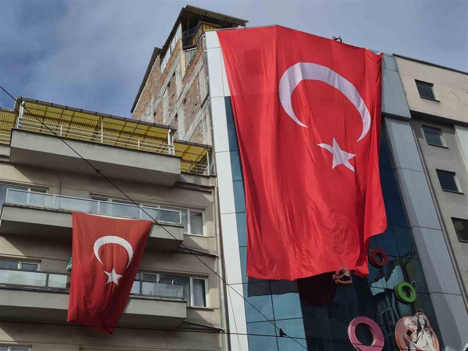 29 Ekim öncesi binalar dev Türk bayraklarıyla donatıldı