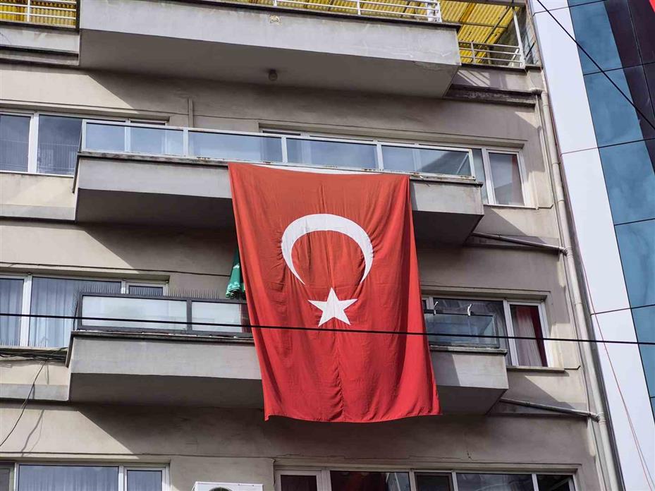 29 Ekim öncesi binalar dev Türk bayraklarıyla donatıldı