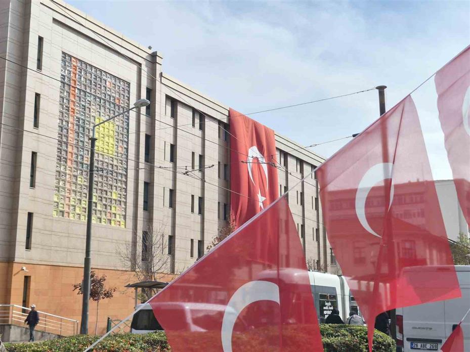 29 Ekim öncesi binalar dev Türk bayraklarıyla donatıldı