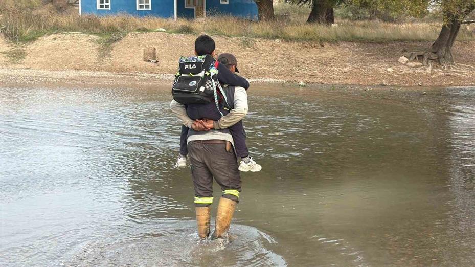 Babasının sırtında dereyi geçiyordu, engelli öğrenci için kaymakamlık harekete geçti