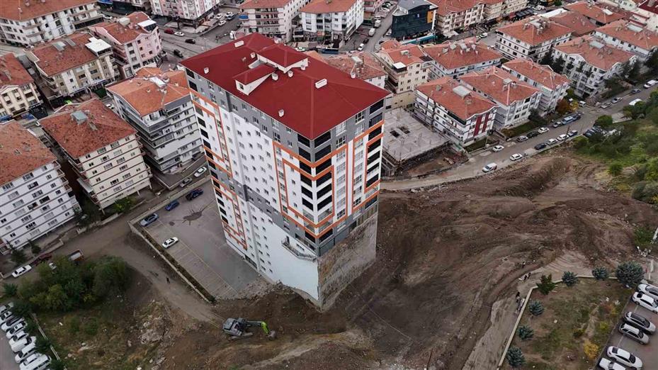İstinat duvarı yıkılan apartmanın ortaya çıkan temeli, estetikten uzak görüntüsünü gözler önüne serdi