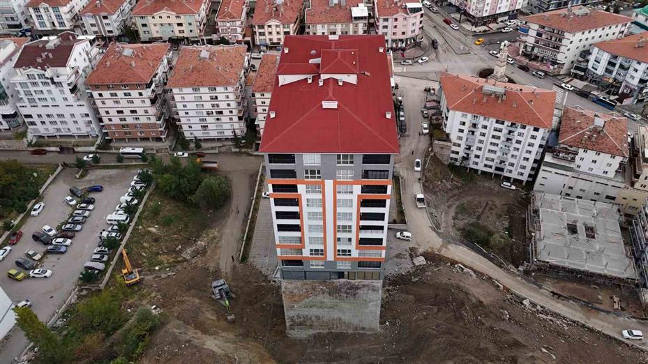 İstinat duvarı yıkılan apartmanın ortaya çıkan temeli, estetikten uzak görüntüsünü gözler önüne serdi