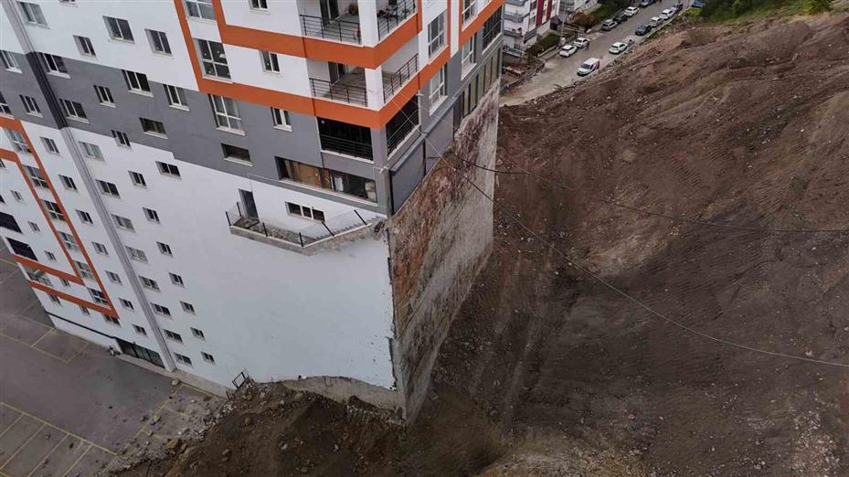 İstinat duvarı yıkılan apartmanın ortaya çıkan temeli, estetikten uzak görüntüsünü gözler önüne serdi