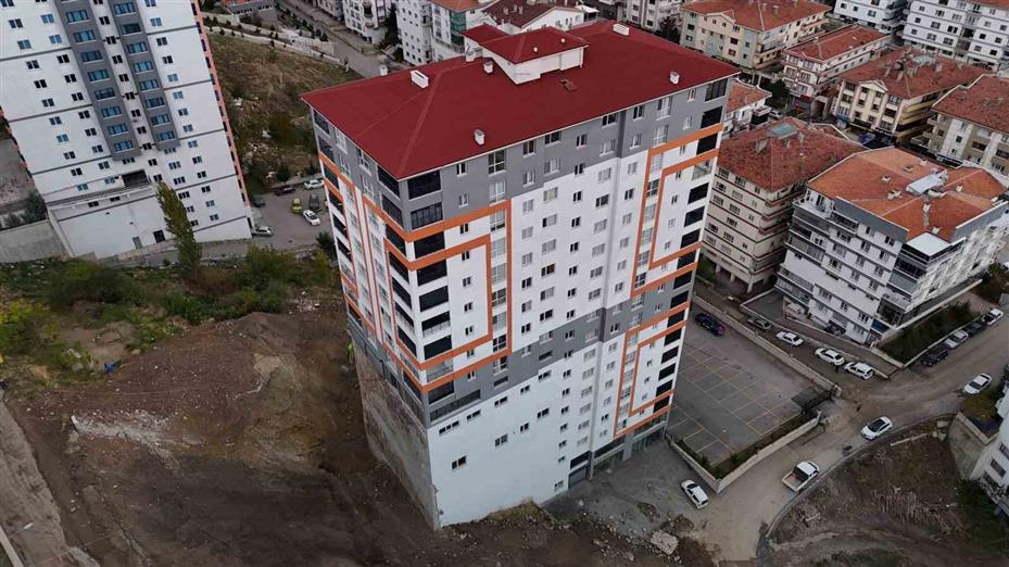 İstinat duvarı yıkılan apartmanın ortaya çıkan temeli, estetikten uzak görüntüsünü gözler önüne serdi
