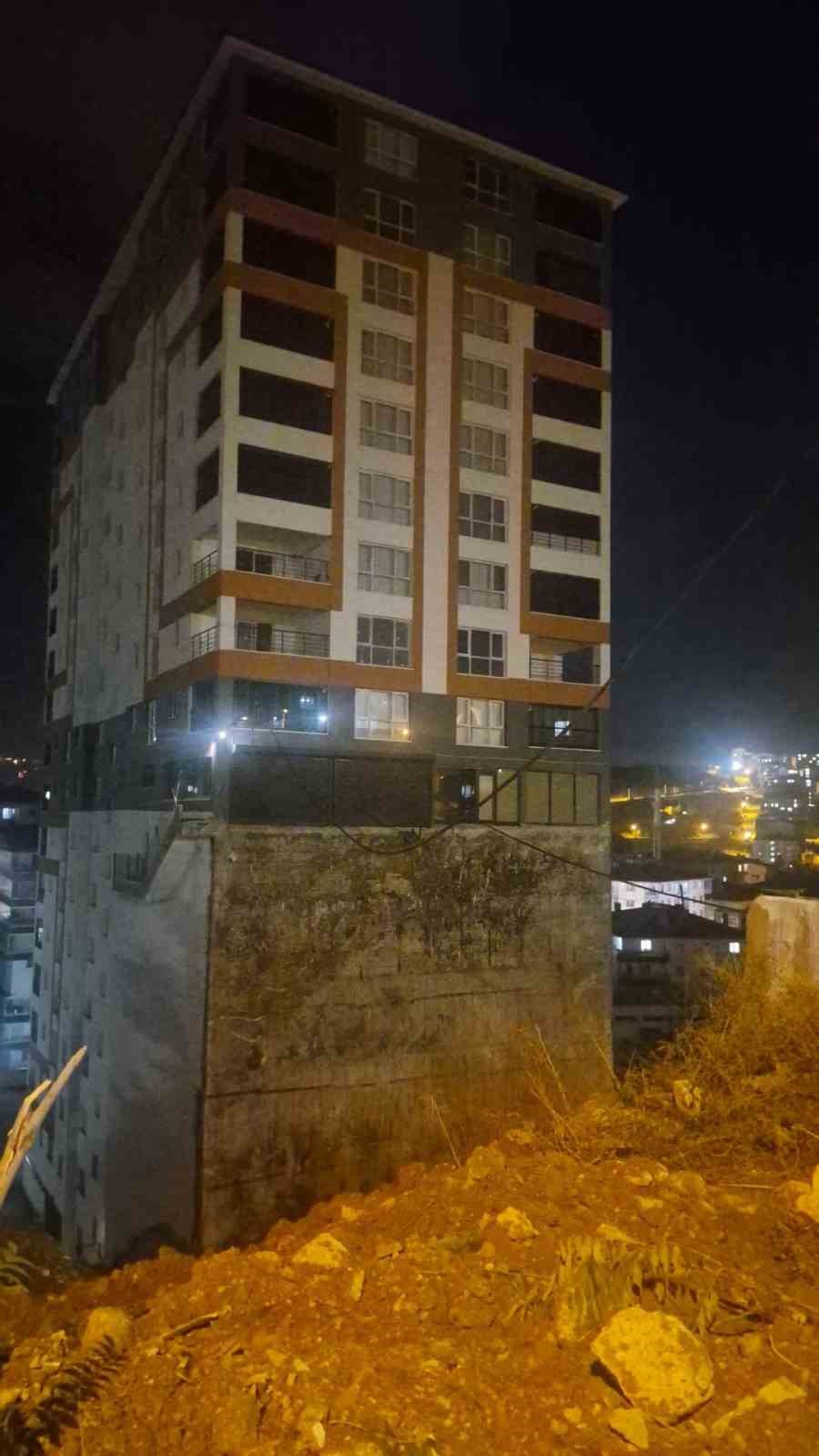 İstinat duvarı yıkılan apartmanın ortaya çıkan temeli, estetikten uzak görüntüsünü gözler önüne serdi
