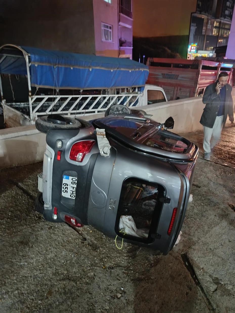 Ankara’da mini araç devrildi: 1 yaralı