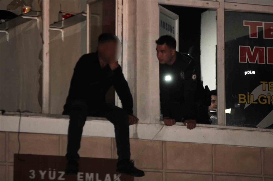 Kayseri’de kendine zarar veren şahsı, polis ekipleri zor kullanarak kurtardı