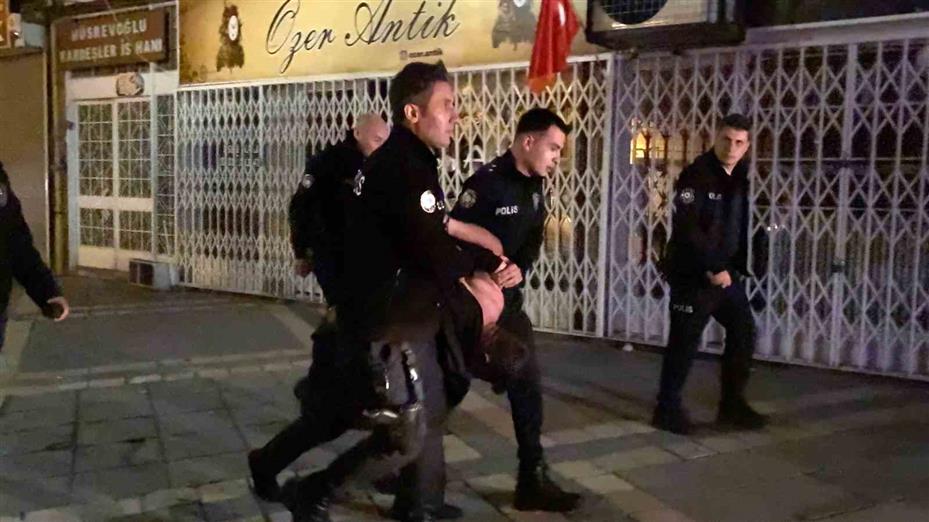Kayseri’de kendine zarar veren şahsı, polis ekipleri zor kullanarak kurtardı