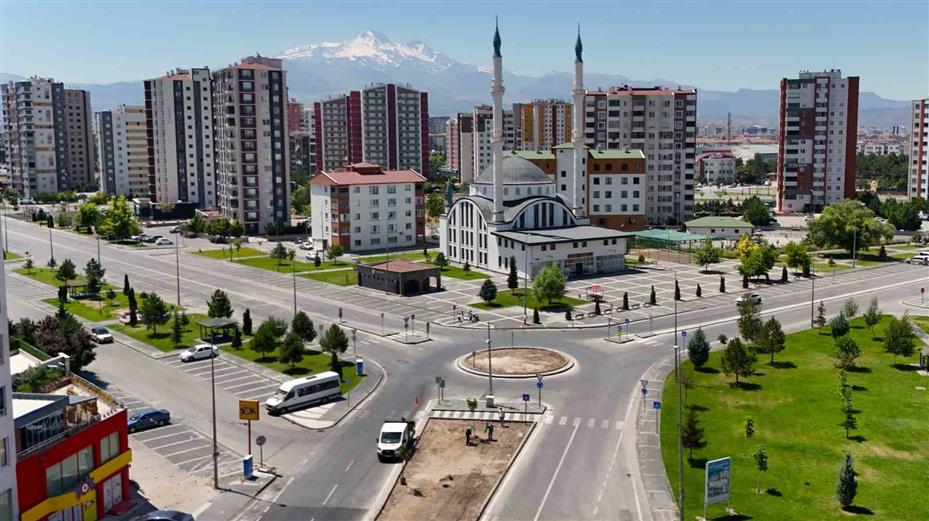 Ömrünü tamamlayan ağaçların yerine yenileri dikiliyor