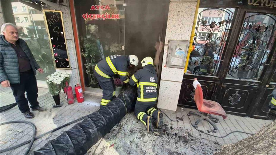 Dükkanında yangın çıkan kadın gözyaşları içinde kaldı: "Bütün mallarım gitti, dükkanım gitti"