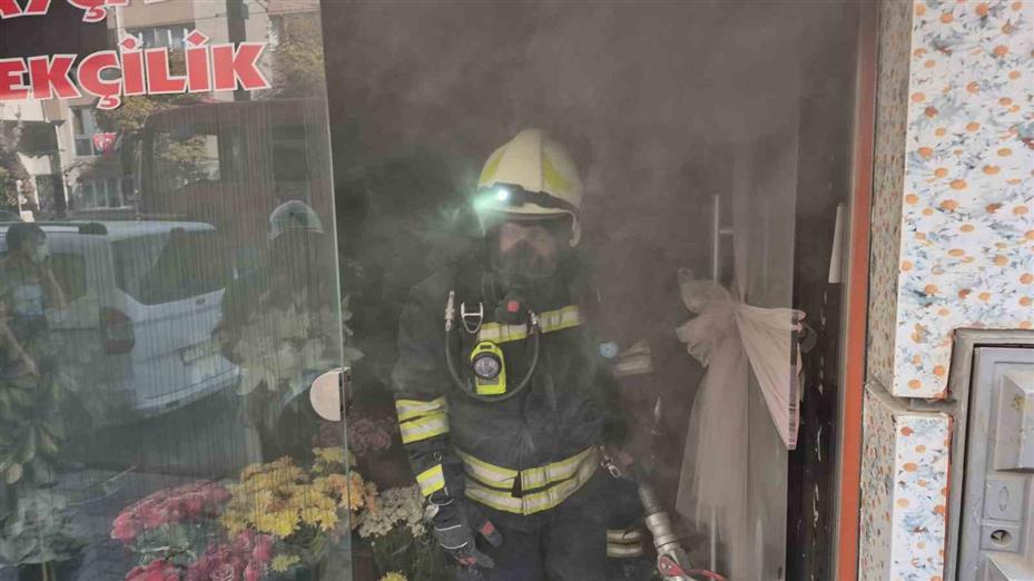 Dükkanında yangın çıkan kadın gözyaşları içinde kaldı: "Bütün mallarım gitti, dükkanım gitti"