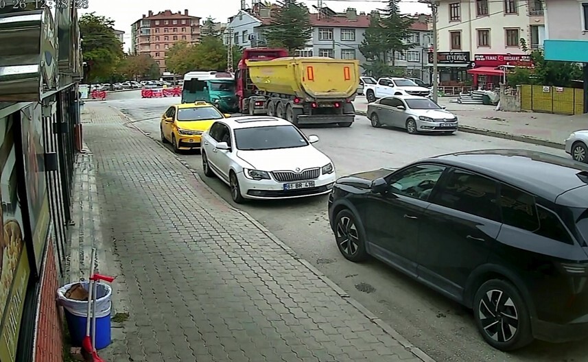Hafriyat yüklü kamyon ile minibüs çarpıştı: 10 yaralı