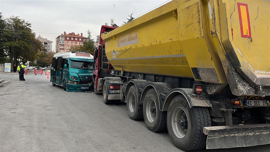 Hafriyat yüklü kamyon ile minibüs çarpıştı: 10 yaralı