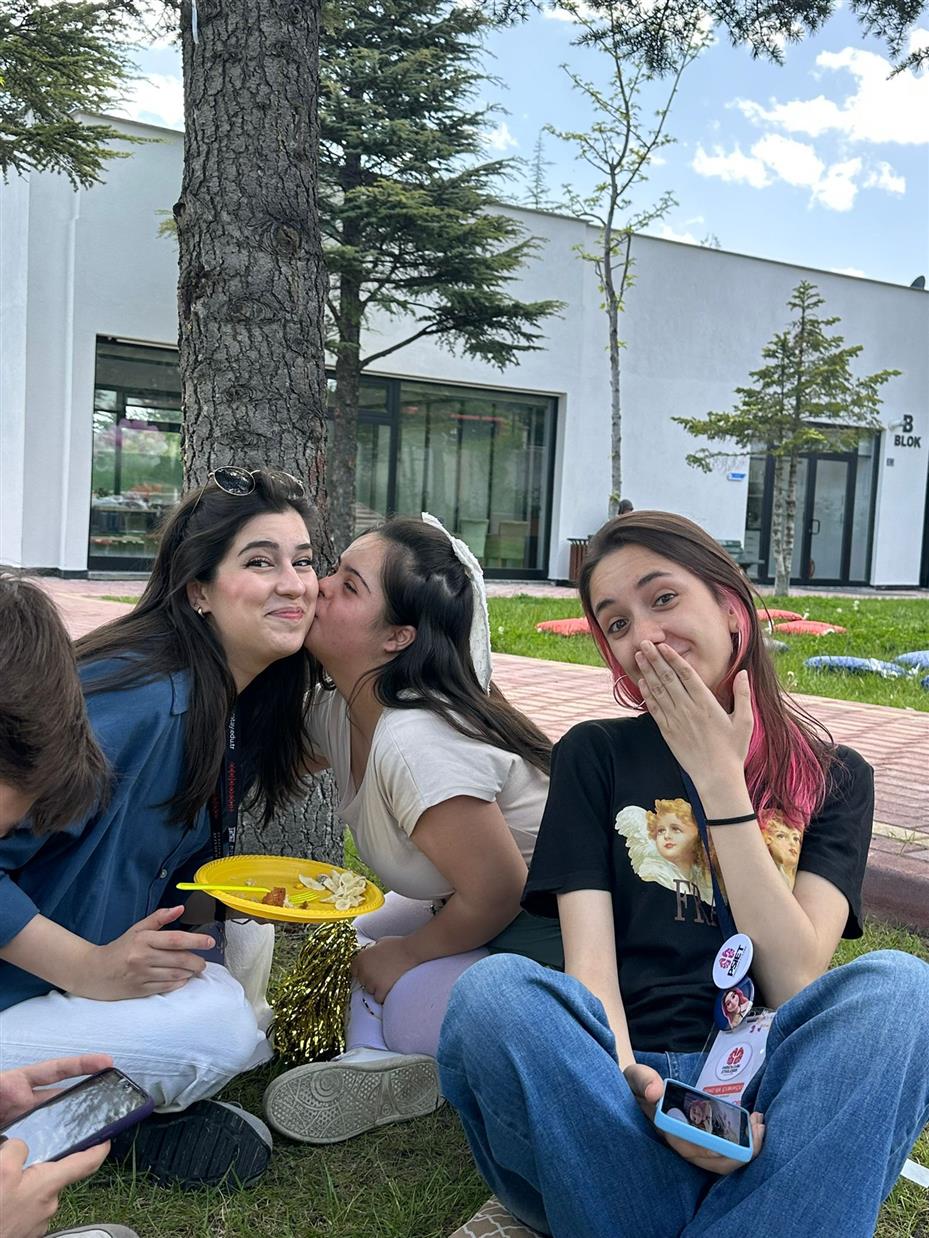 Birlikte Ürettiler, Birlikte Eğlendiler
