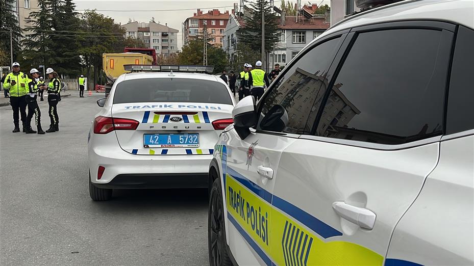 Hafriyat yüklü kamyon ile minibüs çarpıştı: 10 yaralı