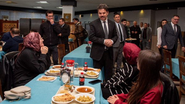 Rektör Yılmaz Öğrencilerle İftar Yemeğinde Bir Araya Geldi