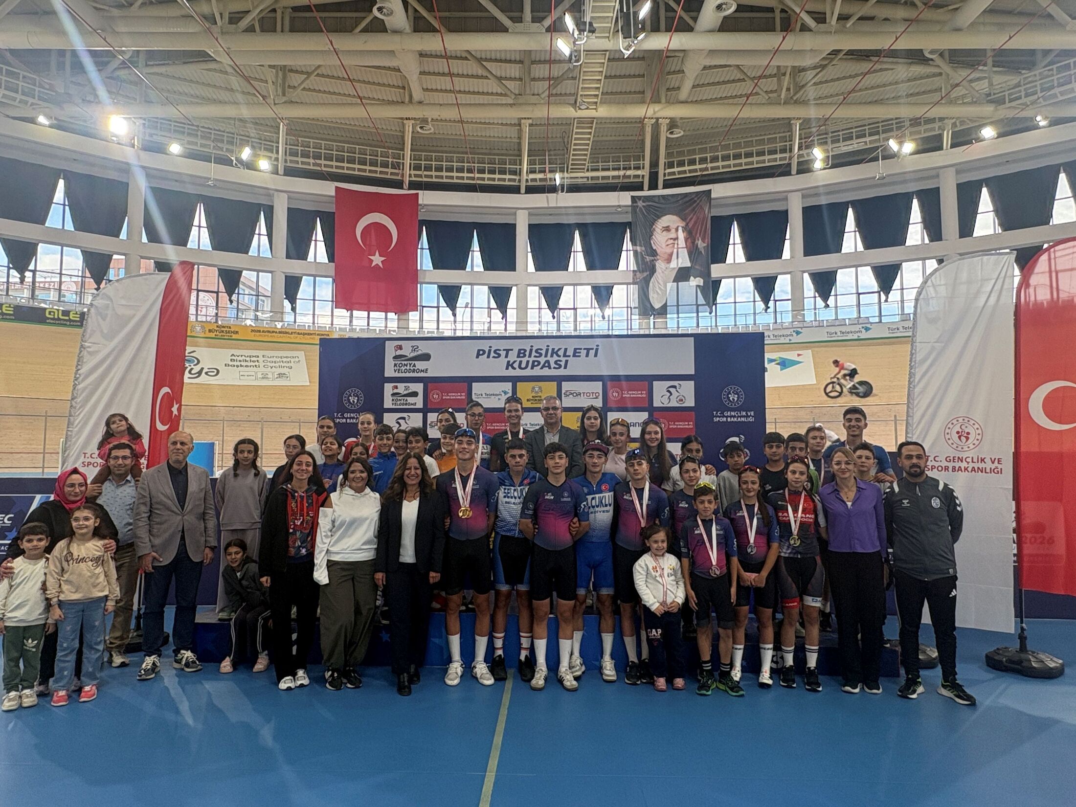 Pist Bisikleti Kupası'nın Genç Yıldızları Konya Velodromu'nda Pedal Çevirdi 