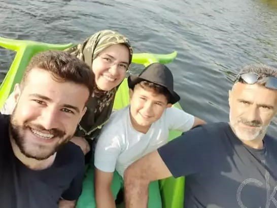 Annesini, babasını ve kardeşini öldürüp intihar etti