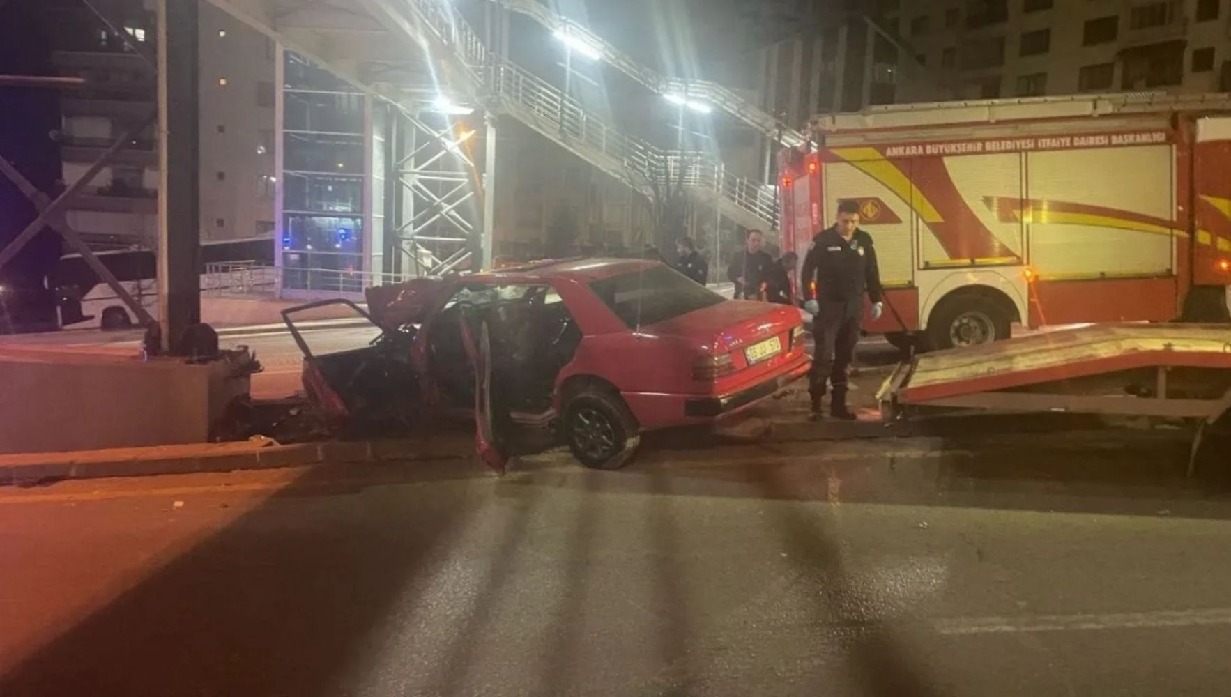 Ankara’da otomobil üst geçidin ayağına çarptı: 1 yaralı