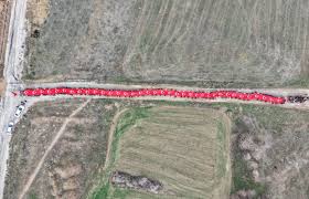Öğrenciler, 150 metrelik dev Türk bayrağıyla okula giriş yaptı