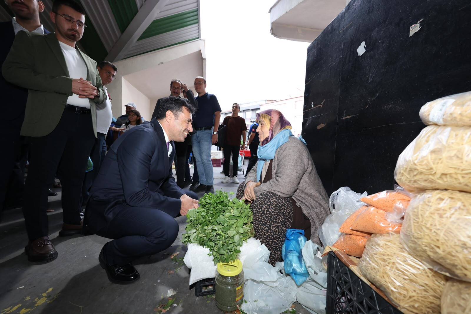 Ak Parti Konya İl Başkanı Fatih Özgökçen Meram Melikşah Çarşamba Pazarı'nda Vatandaşlarla Buluştu 
