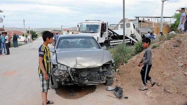 Otomobil ile minibüs çarpıştı: 8 yaralı