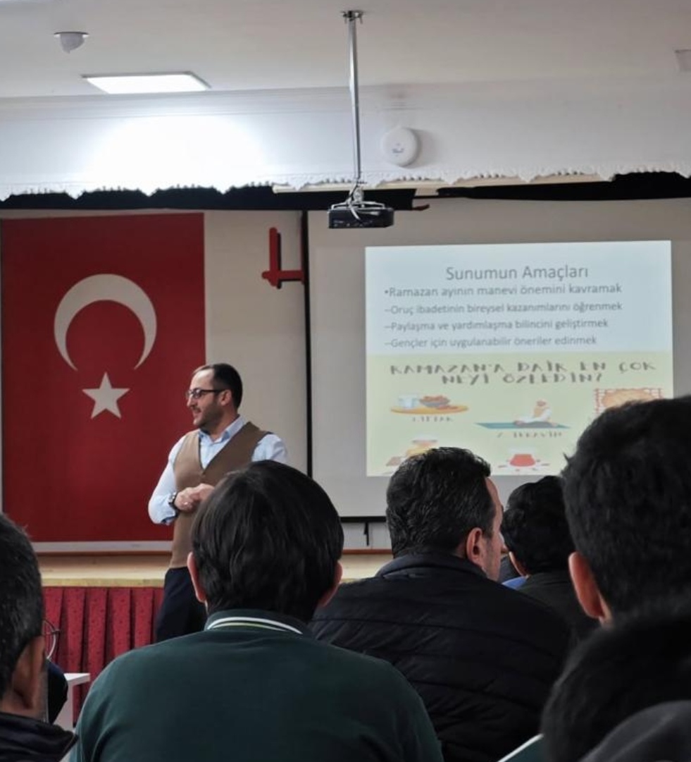 Mehmet Lütfi Gülşen Anadolu İmamhatip Lisesi'nde Berat Kandili Programı Düzenlendi 