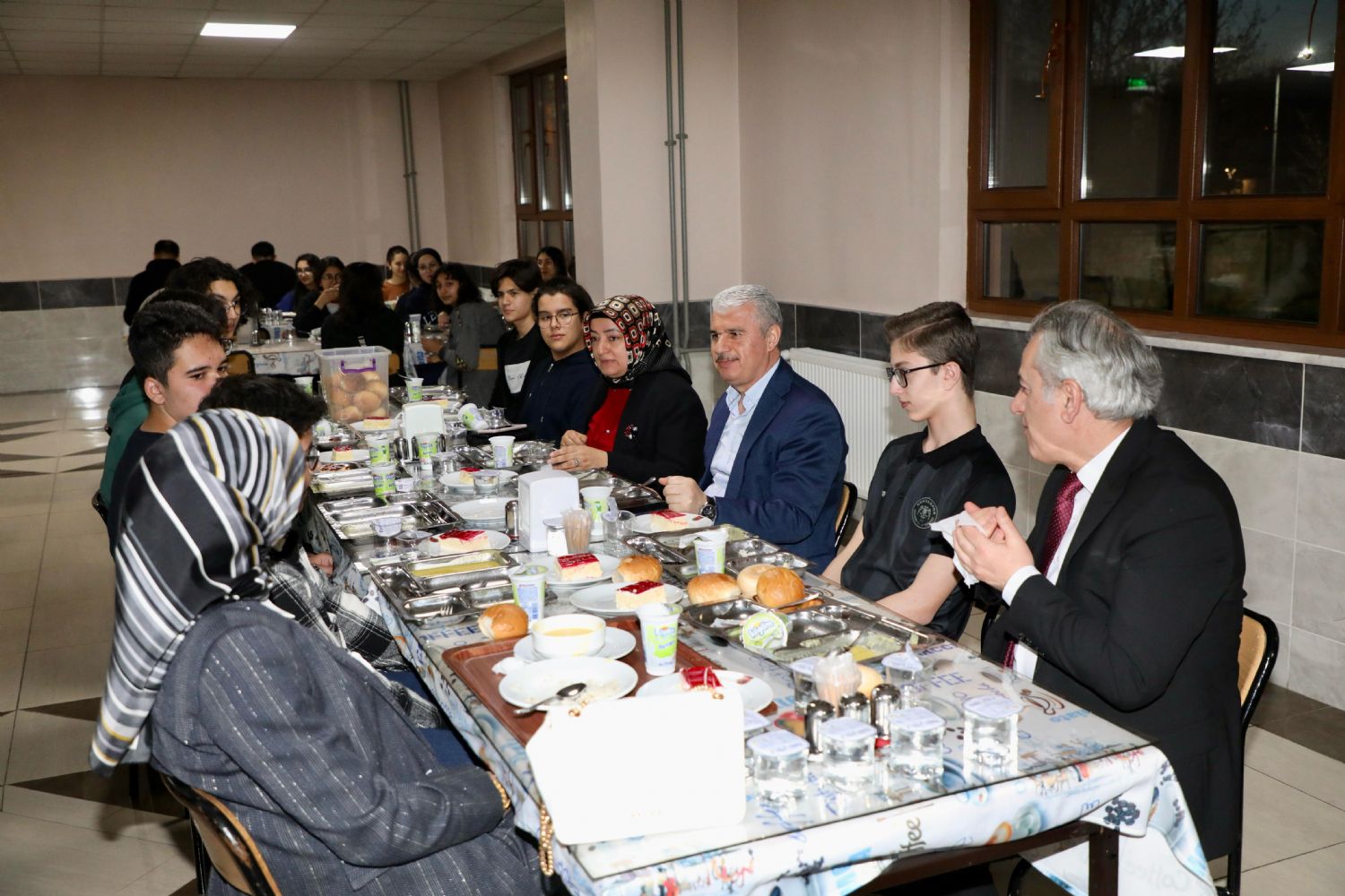 Vali İbrahim Akın, Meram Fen Lisesi Öğrencileriyle İftar Sofrasında  Buluştu