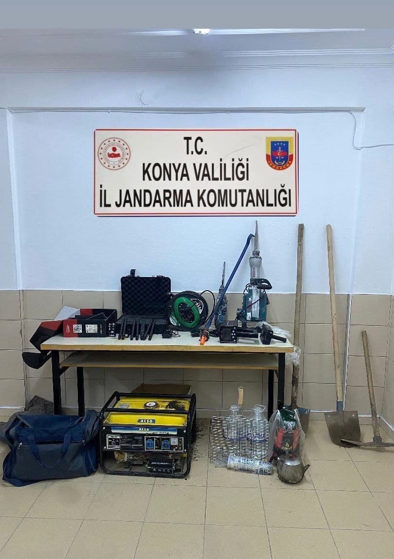 Kulu'da Kaçak Kazı Yapan 8 Kişi Yakalandı