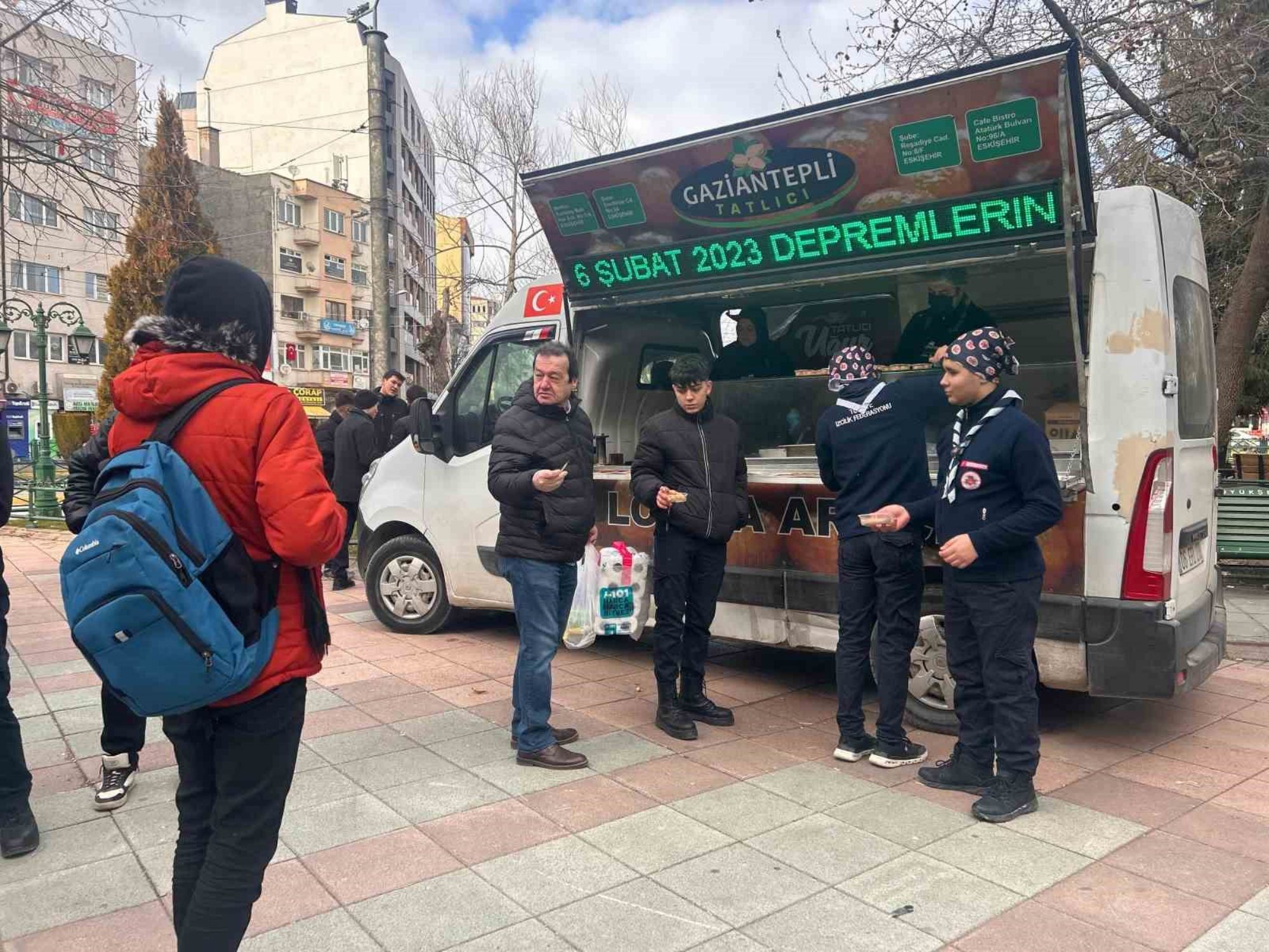 Eskişehir’de depremde hayatını kaybeden vatandaşlar için farklı yerlerde lokma dağıtıldı