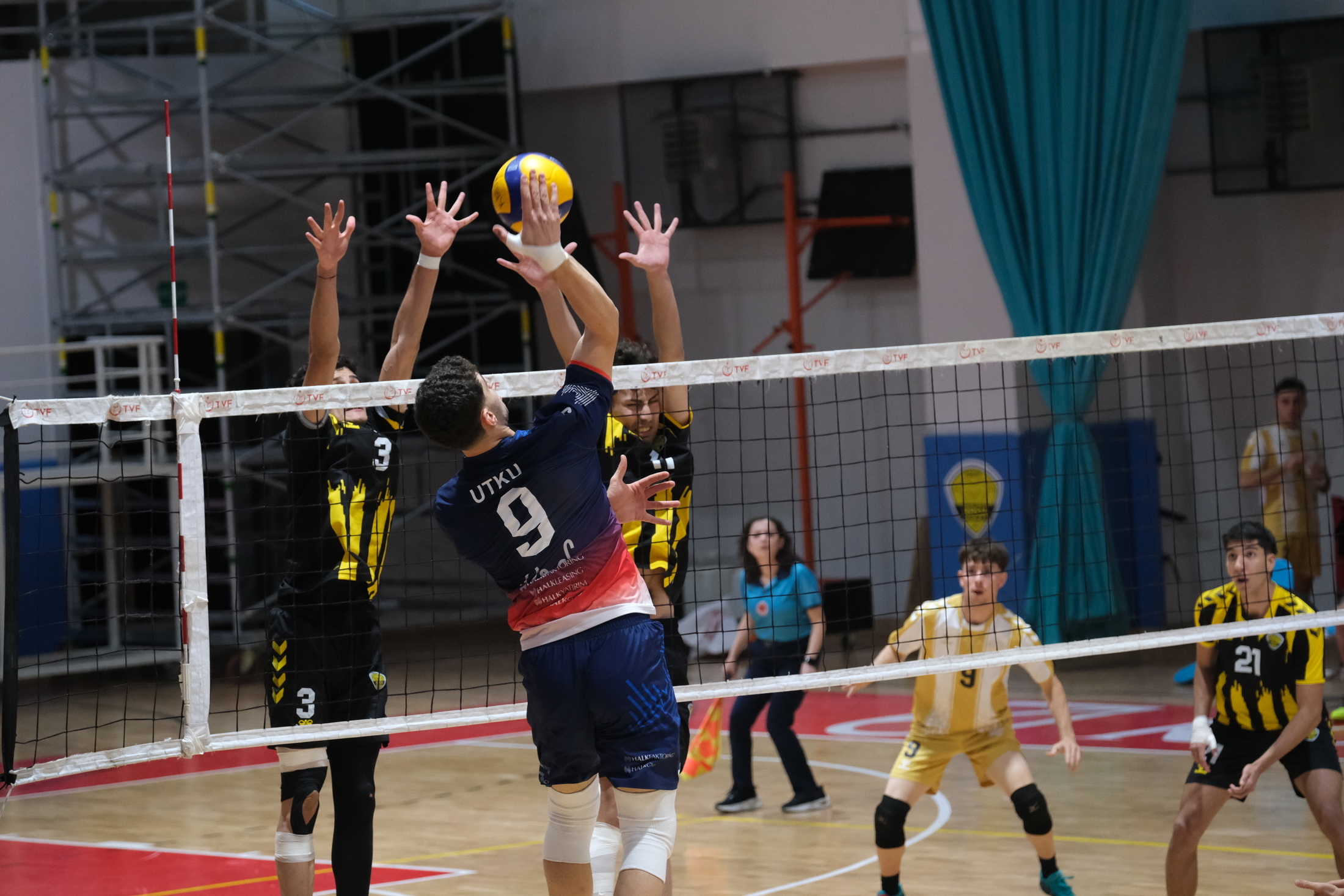 Voleybolda Konya Büyükşehir Belediyespor Fırtınası 