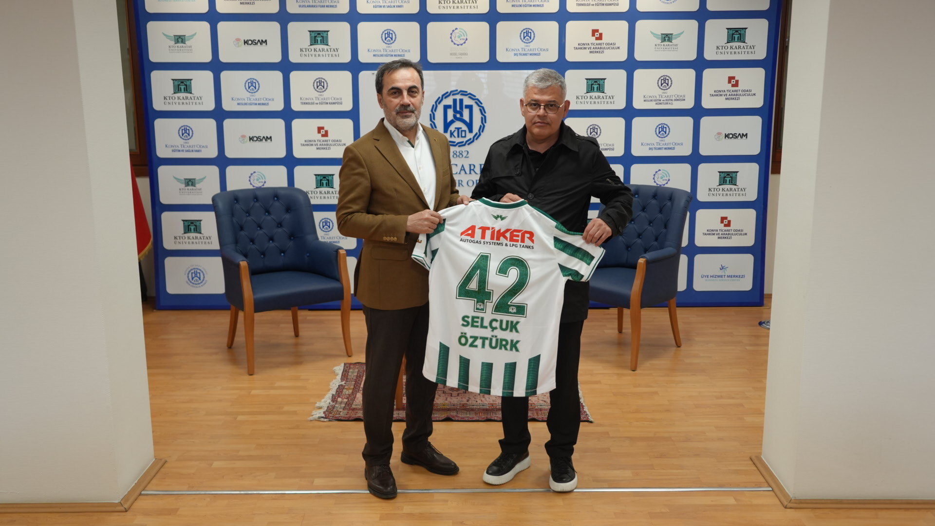 Konyaspor Kulüp Başkanı Ömer Atiker, Konya Ticaret Odası Başkanı Selçuk Öztürk'ü Ziyaret Etti