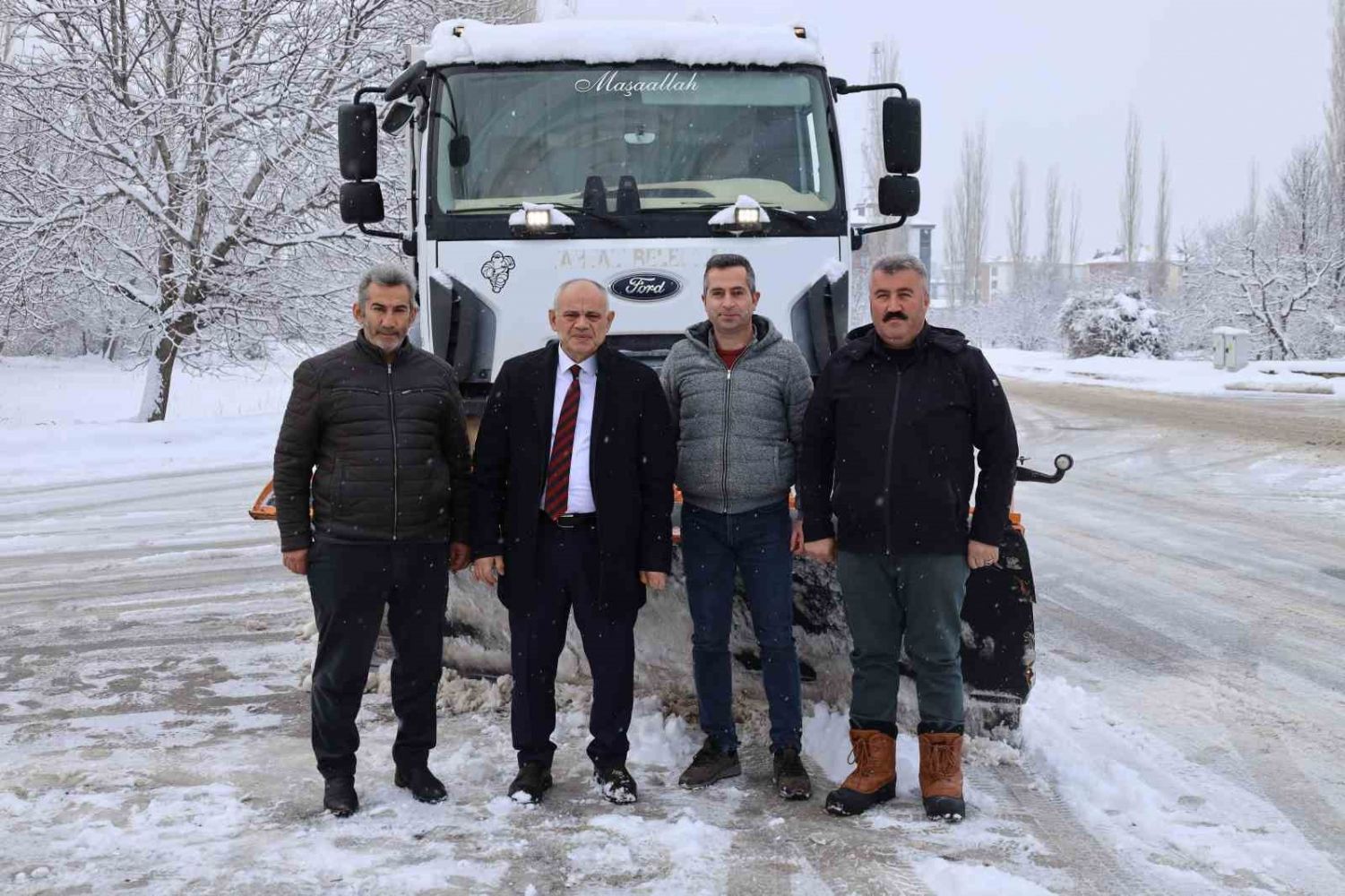 Başkan Öztürk, kar küreme aracıyla yolları temizledi